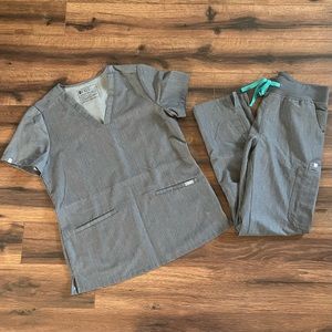 FIGS Graphite Scrub Set